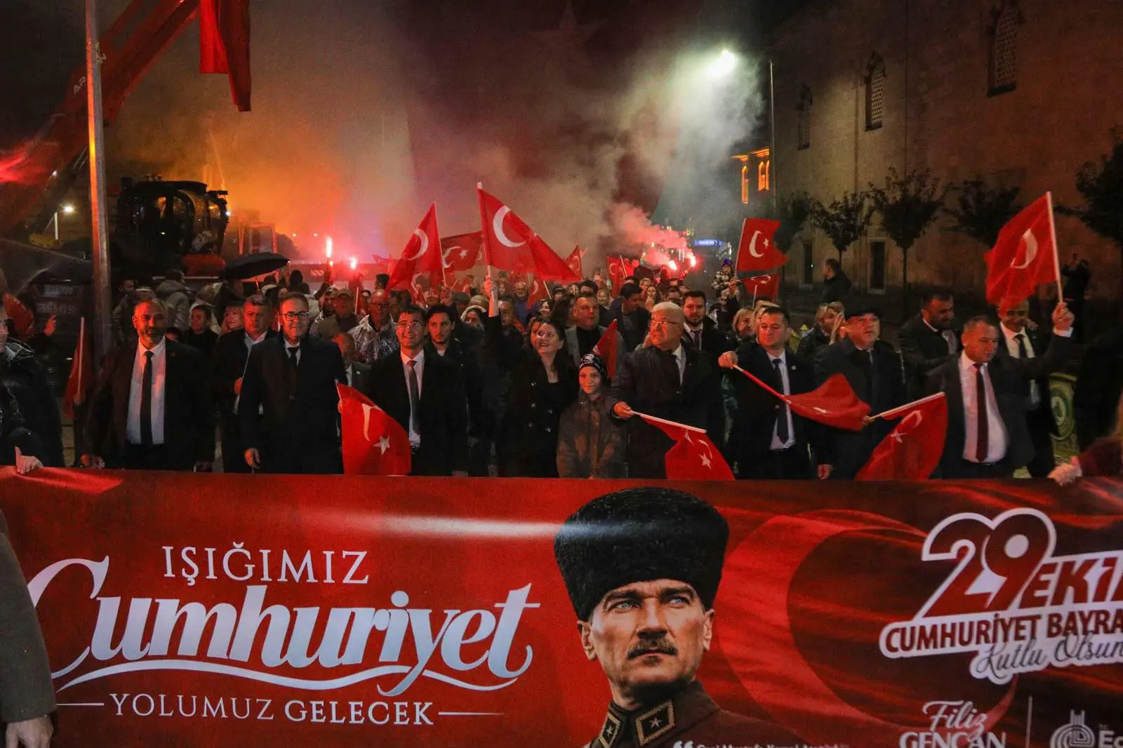 CUMHURİYET COŞKUSU SAĞANAK YAĞIŞA RAĞMEN SOKAKLARA TAŞTI: BİNLERCE EDİRNELİ FENER ALAYI’NDA BULUŞTU